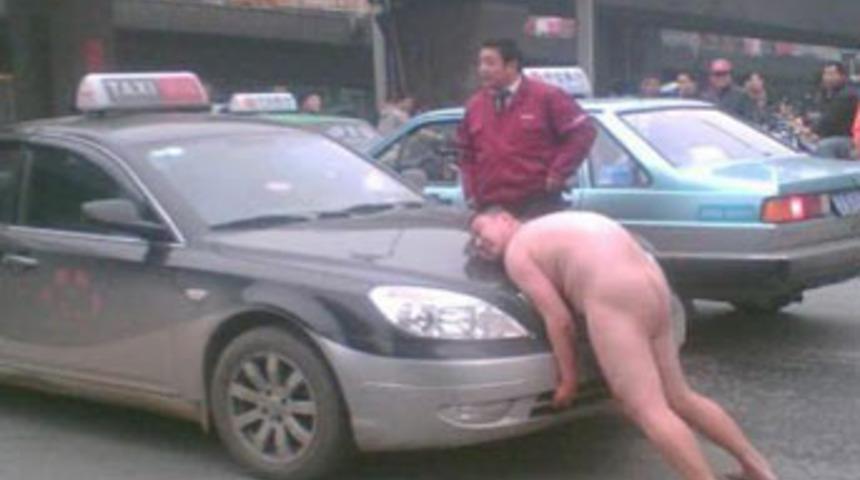 Bu adam ne yapıyor?