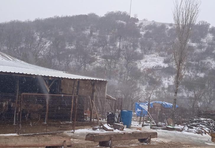 Edirne merkezde karla karışık yağmur görülürken, Balkanlara yakın sınır köylerde ise kar yağışı etkili oluyor. Vatandaşlar "Kar berekettir, yeryüzünün pisliğini bembeyaz bir örtüyle temizliyor. Kar yağışını çiftçiler de bekliyor. Şükür kavuşturana diyorum 18304341-728xauto