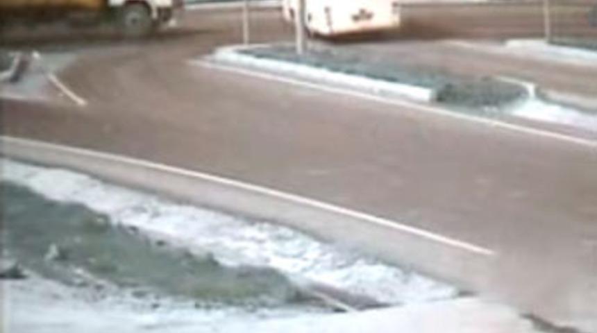 Yolcuların &uuml;zerinden kamyon ge&ccedil;ti!