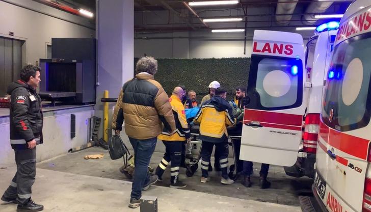 İstanbul'da akılalmaz olay! AVM'de otomobil kapıyı kırıp içeri daldı, yaralılar var: Görüntüler ortaya çıktı G1