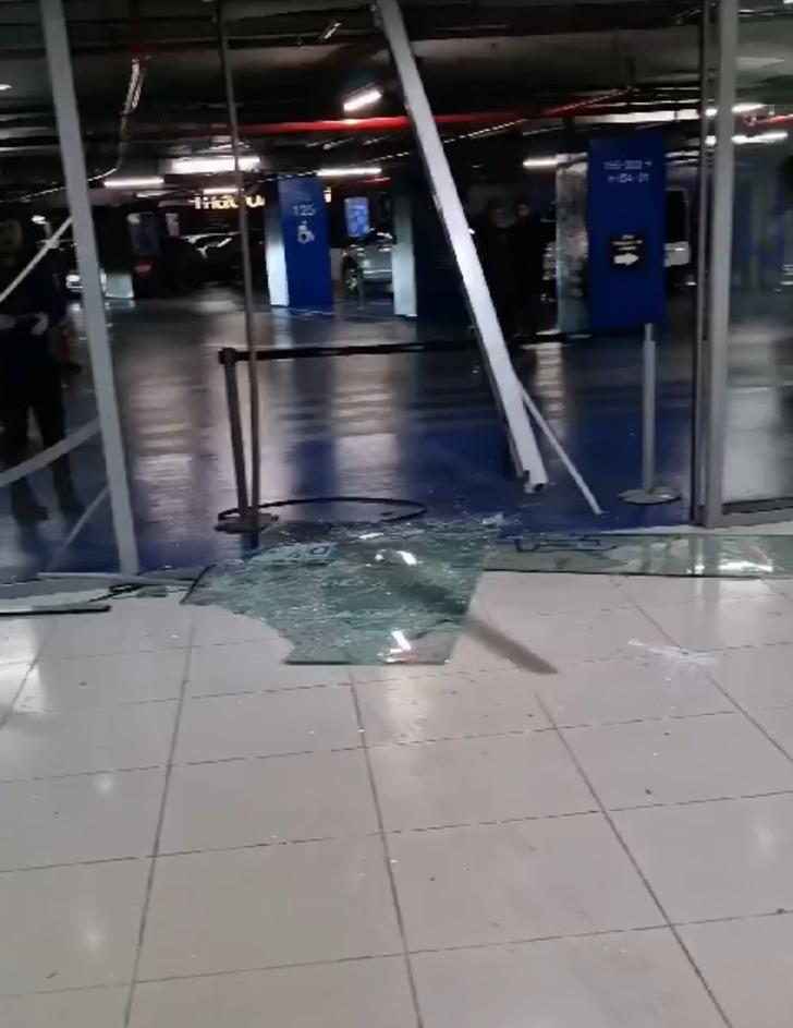 İstanbul'da akılalmaz olay! AVM'de otomobil kapıyı kırıp içeri daldı, yaralılar var: Görüntüler ortaya çıktı G3