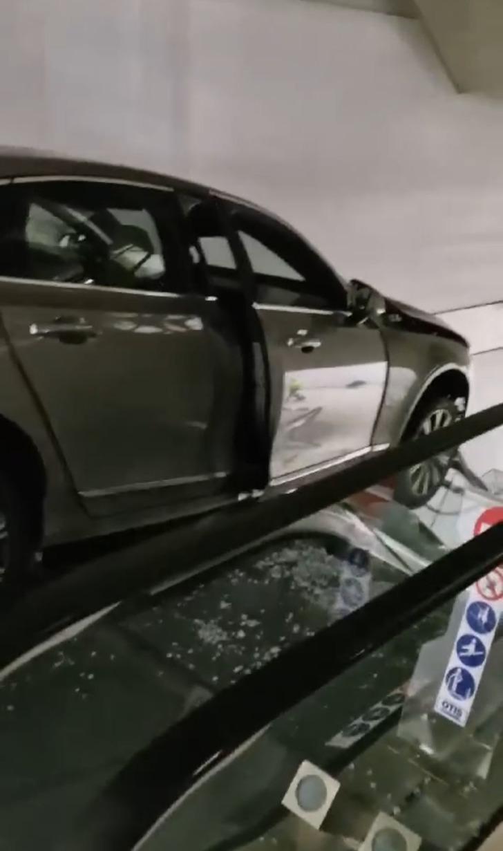 İstanbul'da akılalmaz olay! AVM'de otomobil kapıyı kırıp içeri daldı, yaralılar var: Görüntüler ortaya çıktı G2