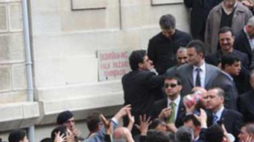 Yaşlı adamdan Başbakan'a: Padişah mısın?