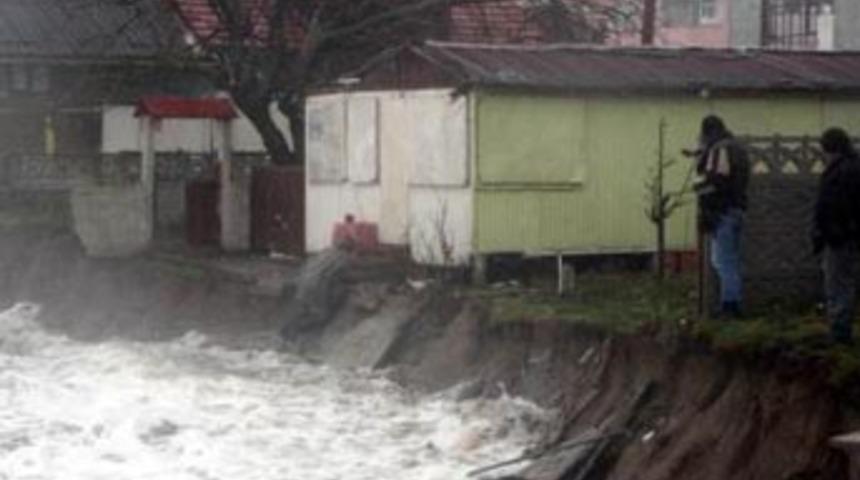 Az daha dalgalar yutacaktı