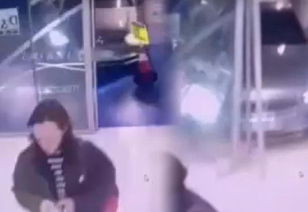 İstanbul'da akılalmaz olay! AVM'de otomobil kapıyı kırıp i&ccedil;eri daldı, yaralılar var: G&ouml;r&uuml;nt&uuml;ler ortaya &ccedil;ıktı