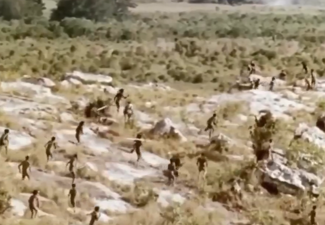 Kabileler arasında ger&ccedil;ekleşen mızraklı savaşın g&ouml;r&uuml;nt&uuml;leri g&uuml;ndem oldu! "&Ccedil;ağlar &ouml;ncesine ait gibi"