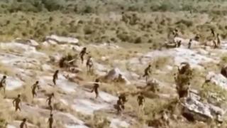 Kabileler arasında gerçekleşen mızraklı savaşın görüntüleri gündem oldu! Çağlar öncesine ait gibi