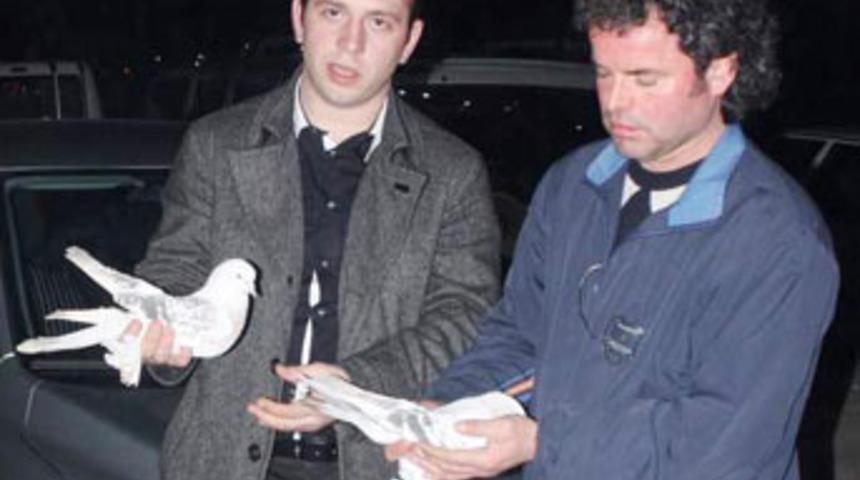 2 g&uuml;vercine karşılık otomobilini verdi!