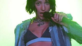 Zeynep Bastık sahnede kendinden geçti! Kalben'den sonra Zeynep...