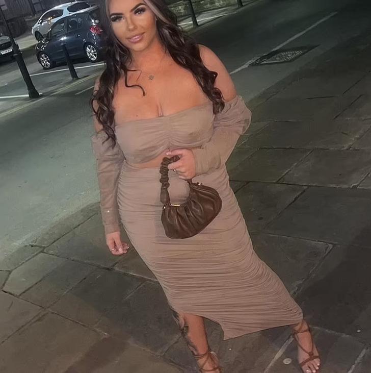 Meme dikleştirme ameliyatı için Türkiye'ye geldi, hayatı kabusa döndü! Arkadaşları meme uçlarının görüntülerini paylaştı G1