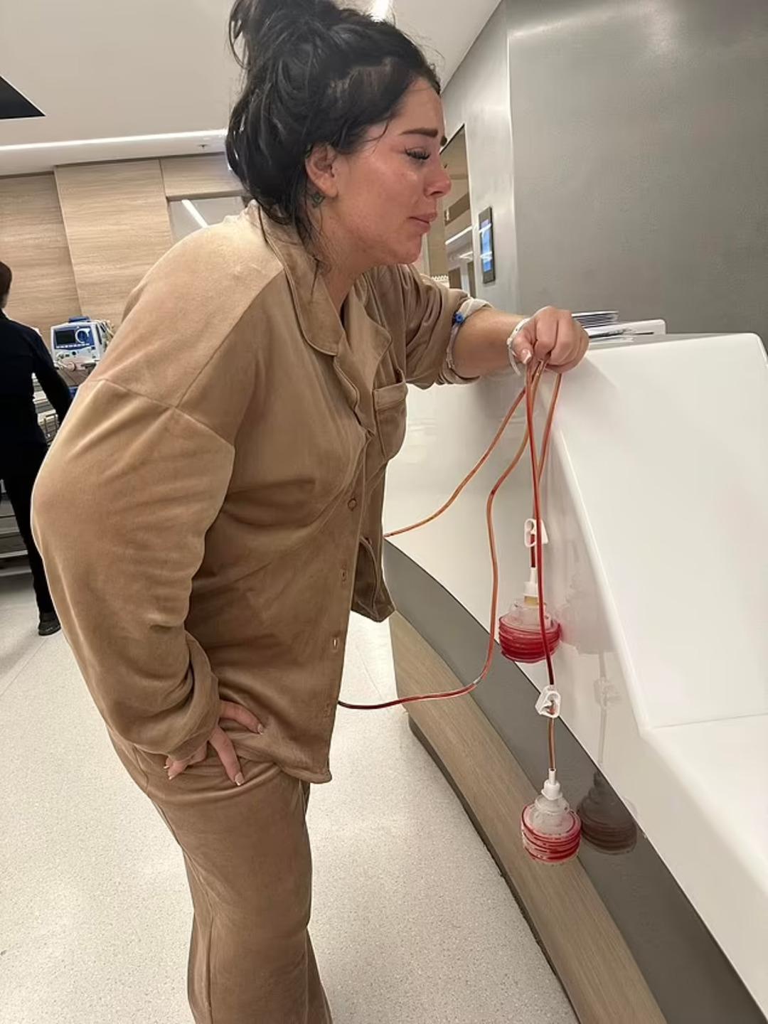 Девушка на льду в платье. Ice play коллекция. Сумка ice play розовая. Фотосессия на льду. Сумка ice play розовая.