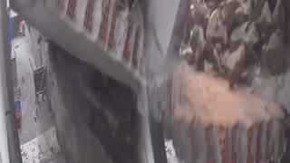 Yer: İstanbul! Kepçenin vurmasıyla duvar yerle bir oldu, yan binadaki daireye zarar verdi... O anlar kamerada