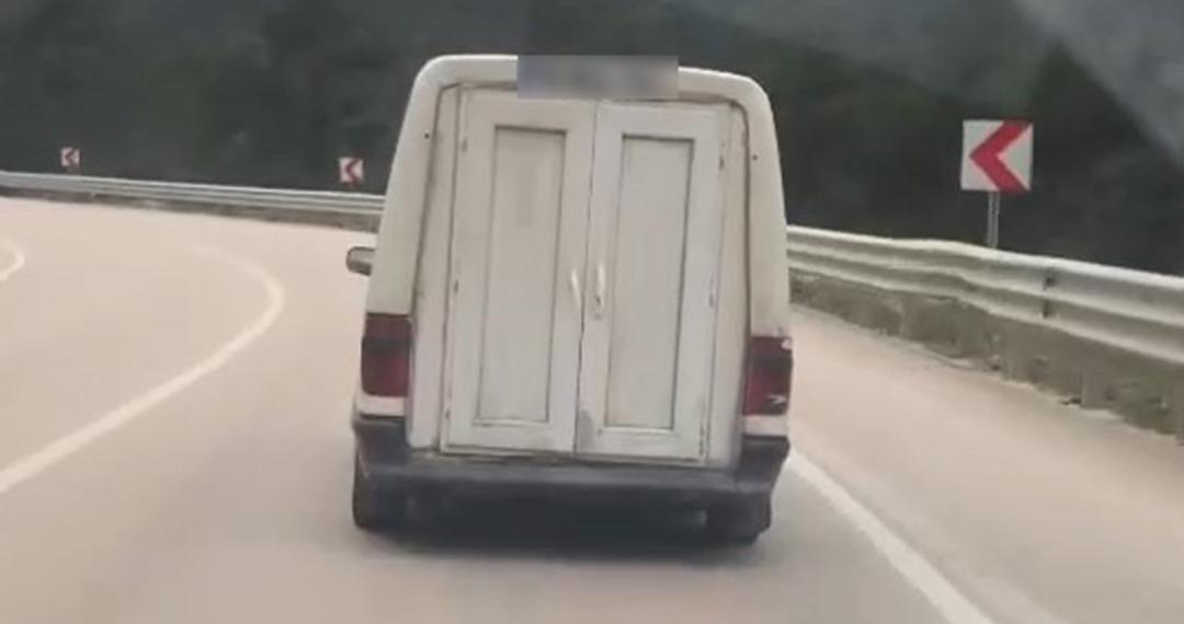 G&ouml;renler hayrete d&uuml;şt&uuml;! Bagaj kapağı kırılan otomobile "plastik kapılı" sıra dışı &ccedil;&ouml;z&uuml;m