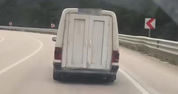 Görenler hayrete düştü! Bagaj kapağı kırılan otomobile "plastik kapılı" sıra dışı çözüm G2