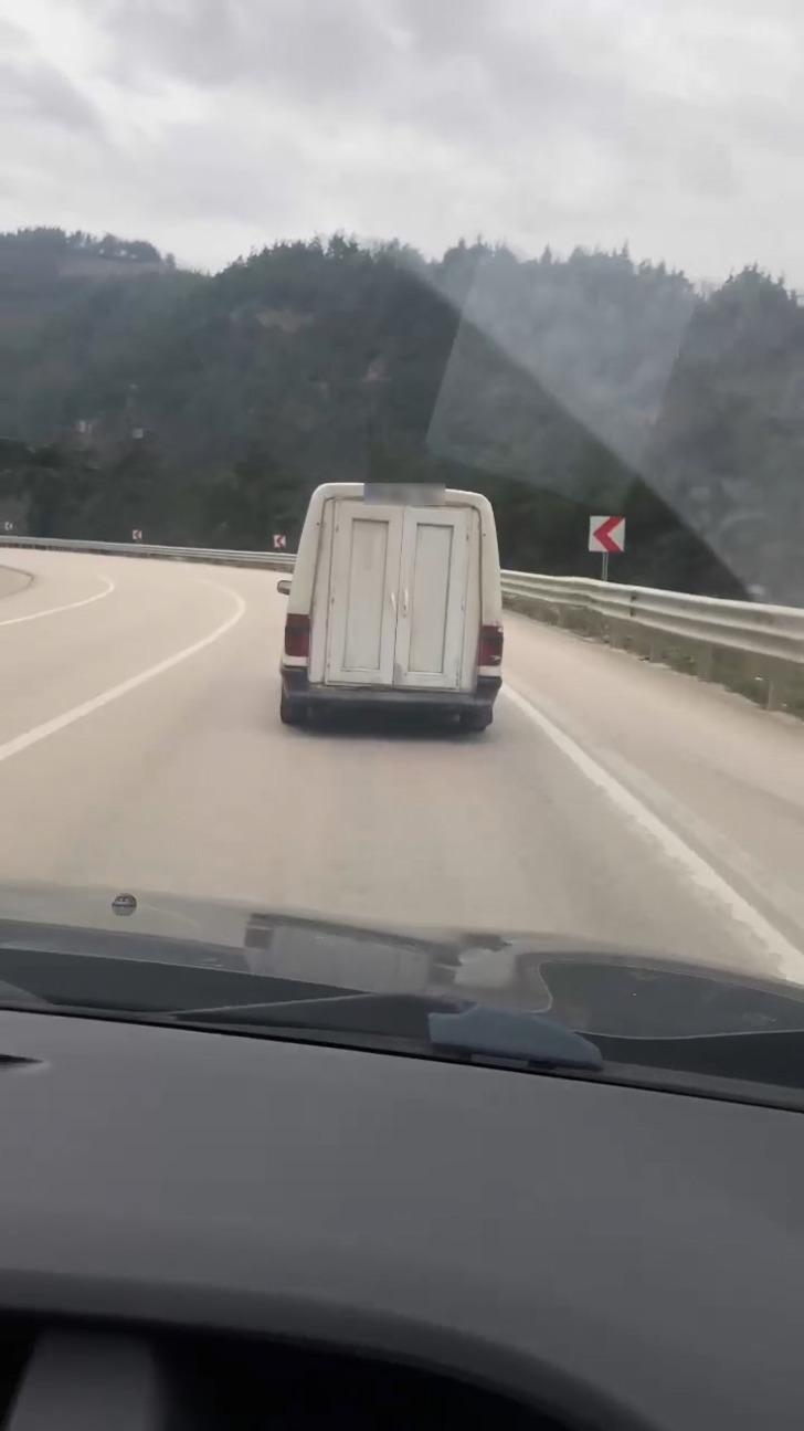 Görenler hayrete düştü! Bagaj kapağı kırılan otomobile "plastik kapılı" sıra dışı çözüm G1