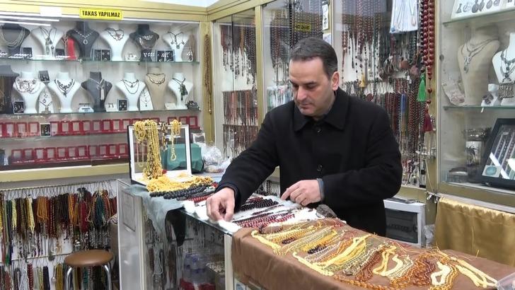 Kusmuktan yapılıyor, servet değerine satılıyor! Demet Akalın, Kenan İmirzalıoğlu, siyasetçiler, sporcular... Ünlülerin gözdesi 'Misk-i Amber' tespihleri G3