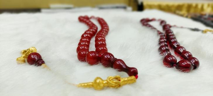 Kusmuktan yapılıyor, servet değerine satılıyor! Demet Akalın, Kenan İmirzalıoğlu, siyasetçiler, sporcular... Ünlülerin gözdesi 'Misk-i Amber' tespihleri G5