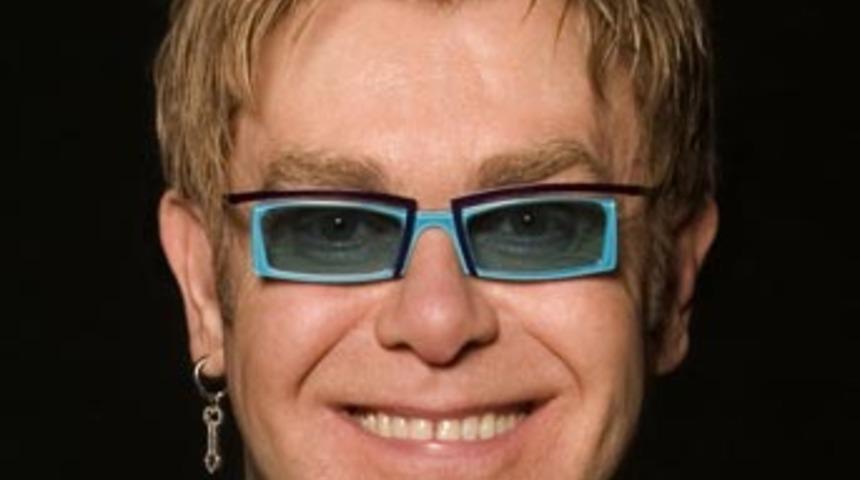 D&uuml;nyada Elton John depremi