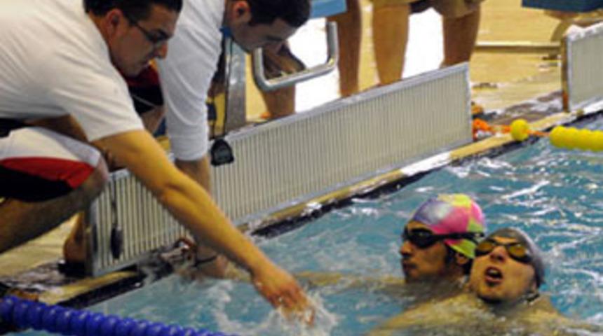 Rakibi y&uuml;z&uuml;c&uuml;n&uuml;n cankurtaranı oldu