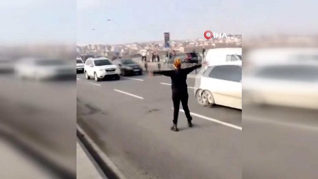 Takdir toplayan hareket! Unkapanı K&ouml;pr&uuml;s&uuml;'nde yoldan ge&ccedil;en ara&ccedil;ları durdurup kediyi kurtardı