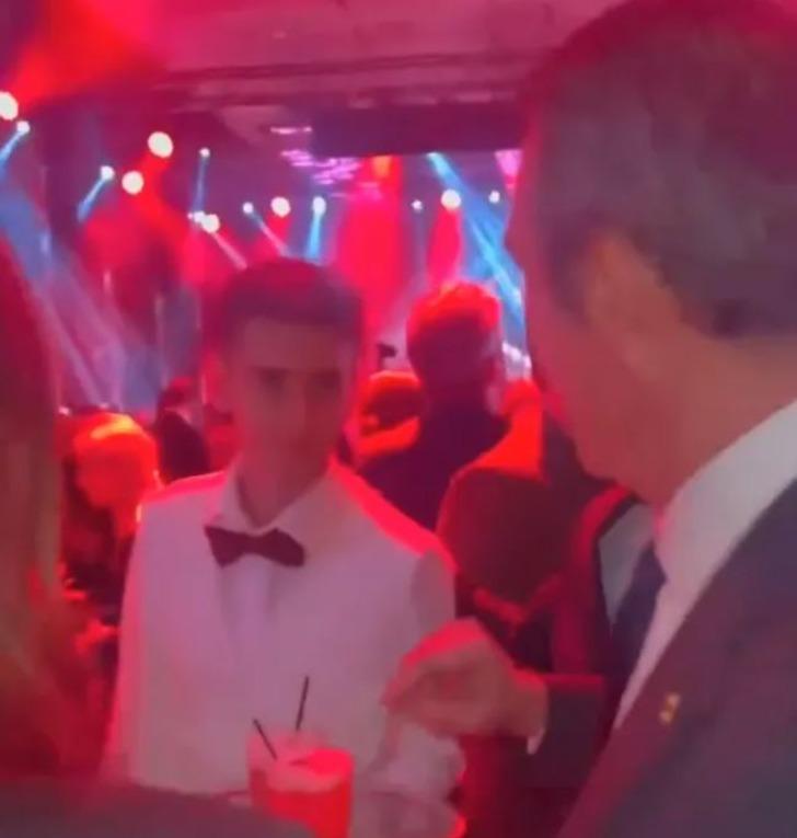 Ali Koç'la 'kokteyl' diyaloğu gündem oldu! Garson o anları 'şakaydı' diyerek anlattı: Biri arkamdan omzuma dokundu... G3