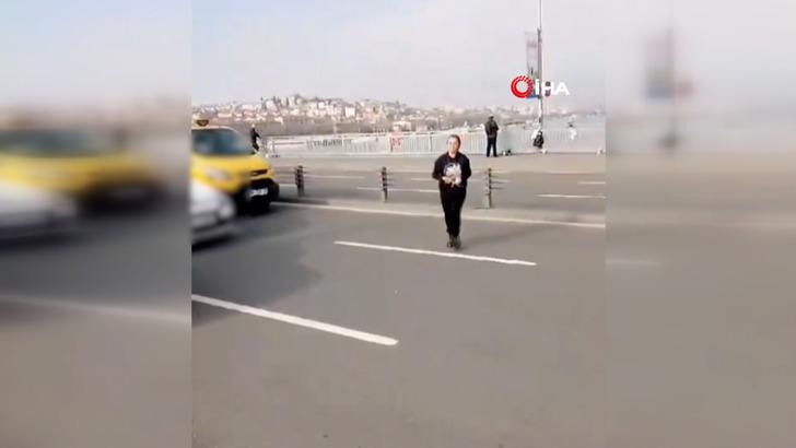 Takdir toplayan hareket! Unkapanı Köprüsü'nde yoldan geçen araçları durdurup kediyi kurtardı G4