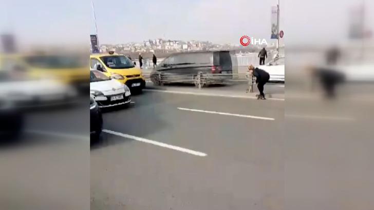 Takdir toplayan hareket! Unkapanı Köprüsü'nde yoldan geçen araçları durdurup kediyi kurtardı G2