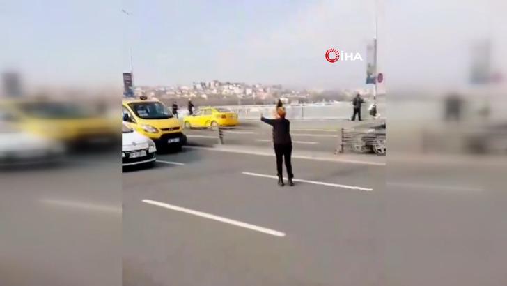 Takdir toplayan hareket! Unkapanı Köprüsü'nde yoldan geçen araçları durdurup kediyi kurtardı G1