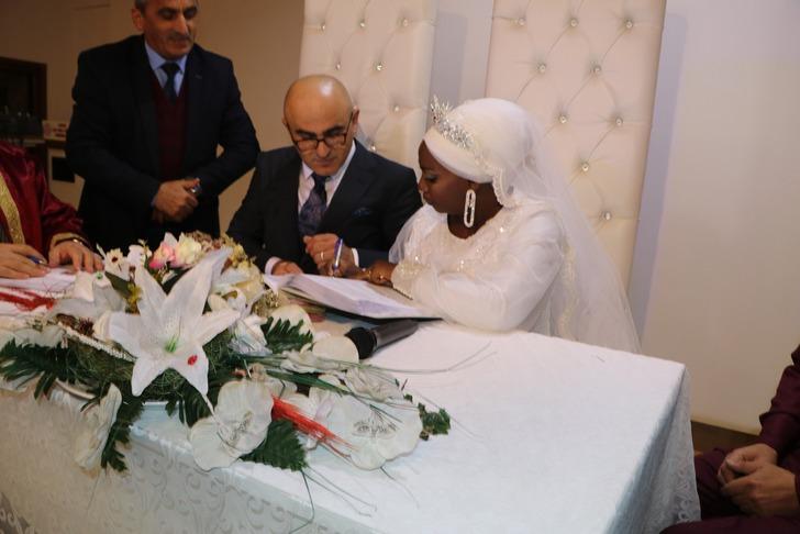 Rize'ye Afrikalı gelin! Çalışmaya gitmişti, polisin ceza yazdığı sırada hayatının aşkını buldu: "Aklımın ucundan hiç geçmezdi" G3