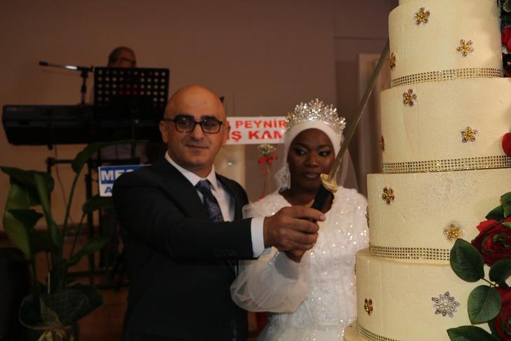 Rize'ye Afrikalı gelin! Çalışmaya gitmişti, polisin ceza yazdığı sırada hayatının aşkını buldu: "Aklımın ucundan hiç geçmezdi" G4