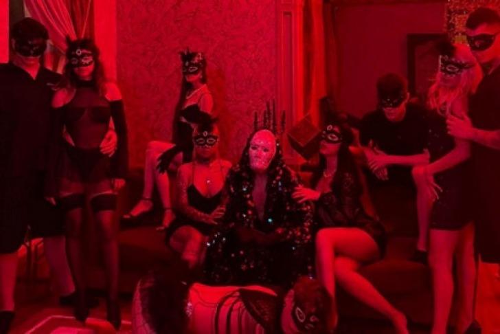 Fantezi elbiseleriyle maskelerinden sonra arsa ve tarlalara da veda! Müstehcen videolarıyla nam salan Fergio House'a bir şok daha  G5