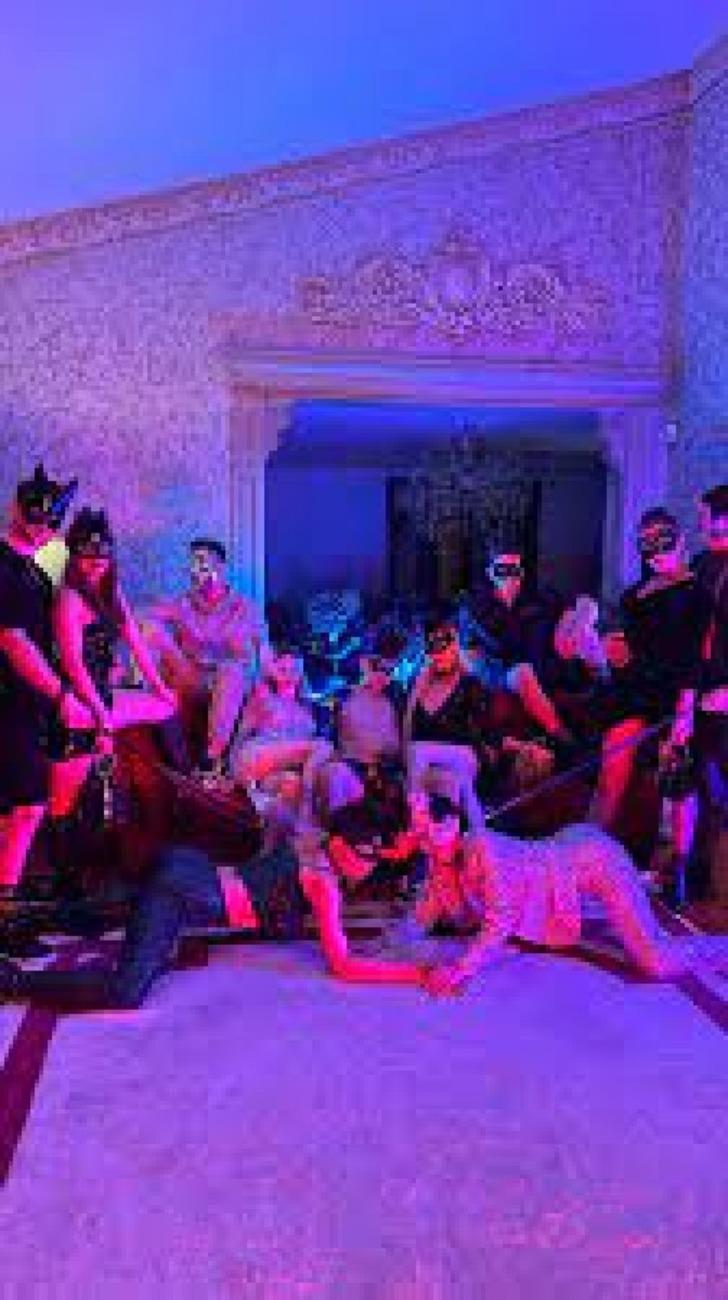 Fantezi elbiseleriyle maskelerinden sonra arsa ve tarlalara da veda! Müstehcen videolarıyla nam salan Fergio House'a bir şok daha  G4