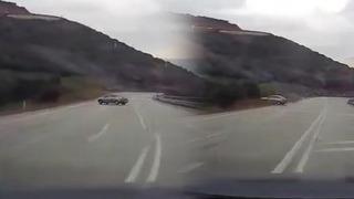 Kaza anı kamerada! Virajı alamayan otomobil, tarlaya böyle uçtu