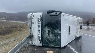 Futbolcuları taşıyordu! Diyarbakır'da otobüs kazası: 1’i ağır 10 yaralı