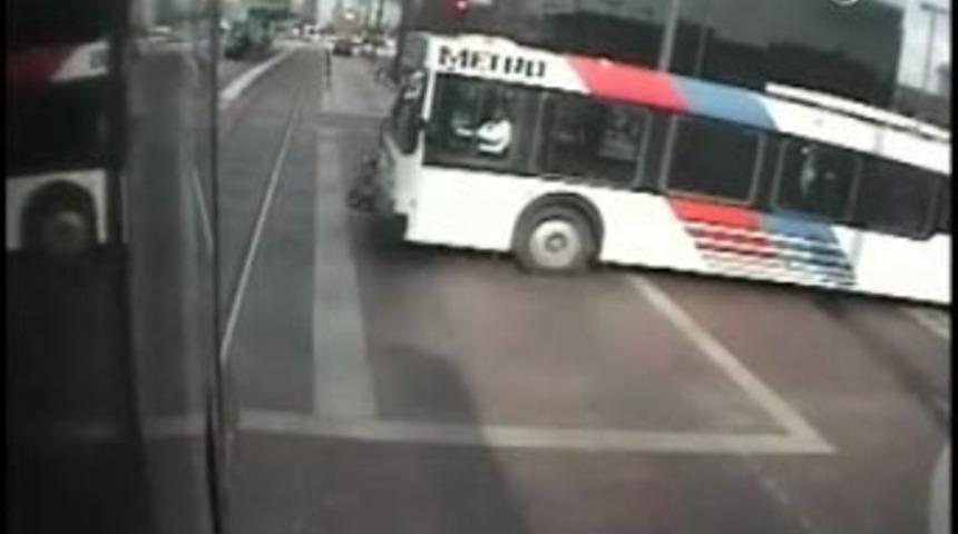 Metro treni otob&uuml;se işte b&ouml;yle &ccedil;arptı