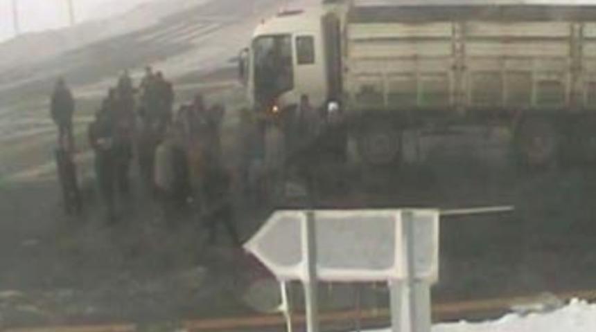 Kamyon s&uuml;r&uuml;c&uuml;s&uuml; ara&ccedil;tan fırladı!