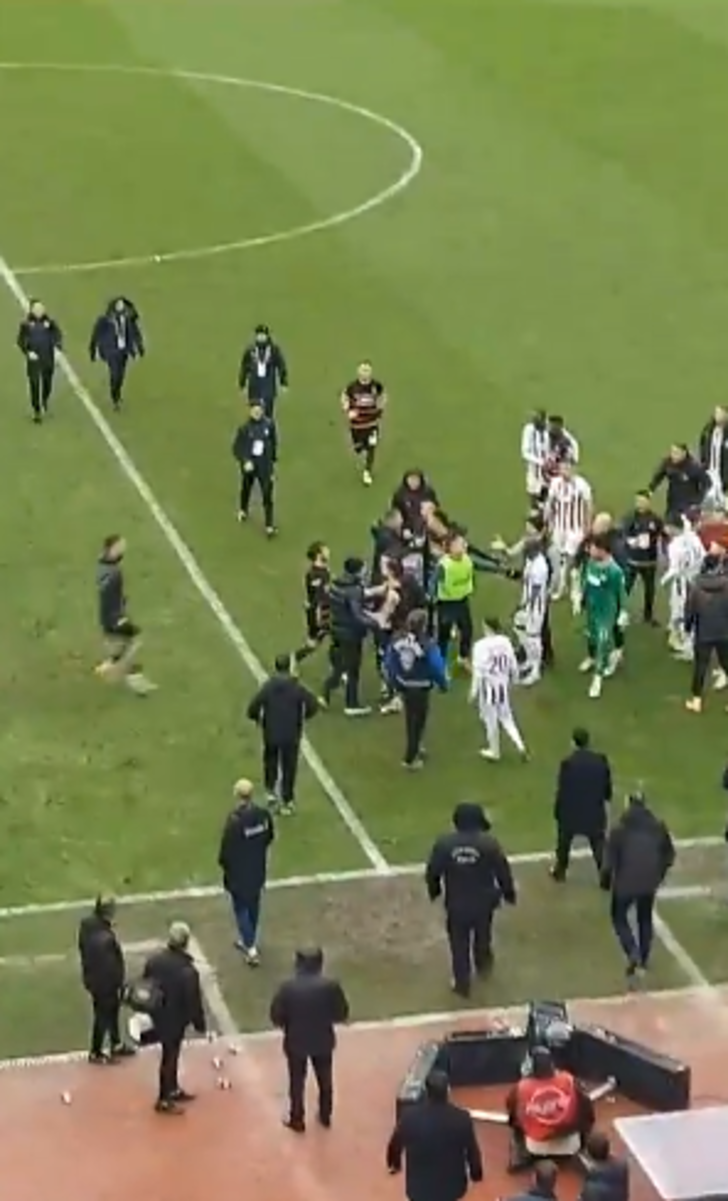 Süper Lig'de büyük olay! Sumudica ile Bülent Uygun sahanın içinde birbirine girdi! G2