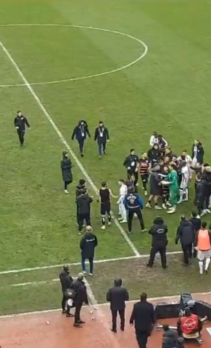 Süper Lig'de büyük olay! Sumudica ile Bülent Uygun sahanın içinde birbirine girdi! G5