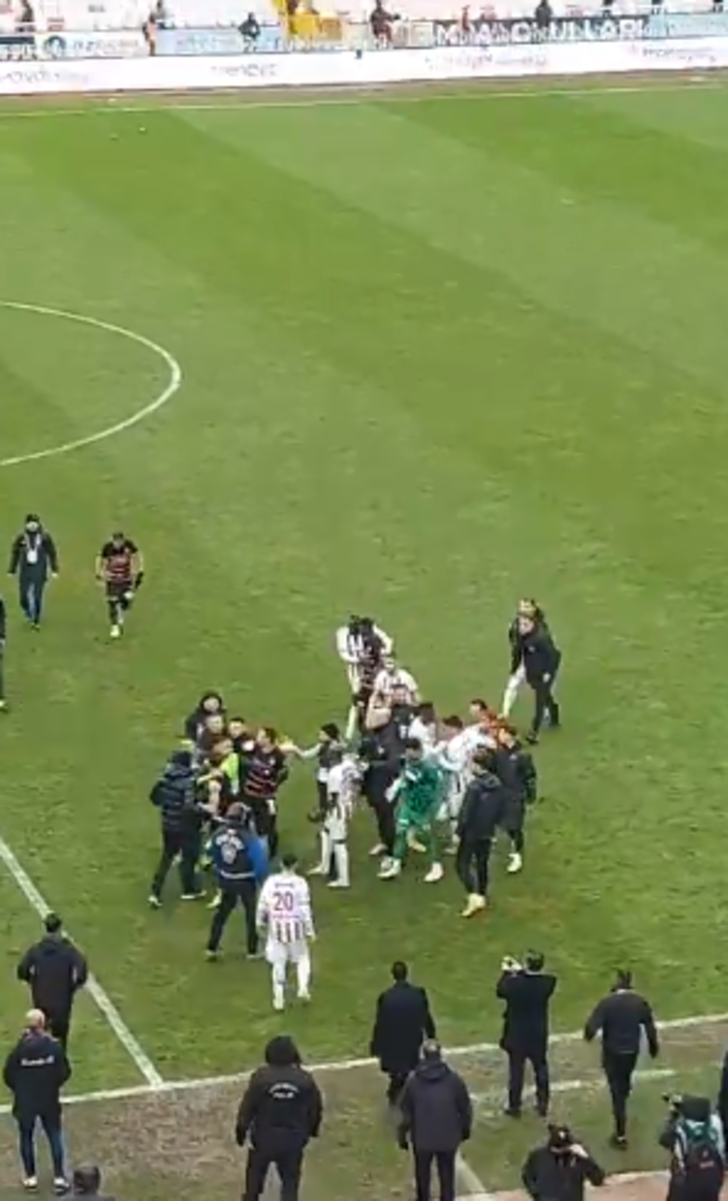 Süper Lig'de büyük olay! Sumudica ile Bülent Uygun sahanın içinde birbirine girdi! G1