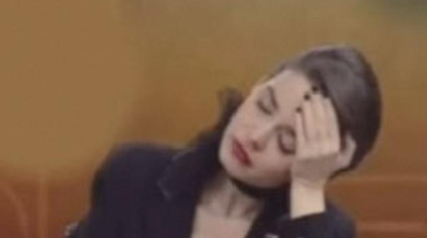 Canlı yayında resmen uyudu!