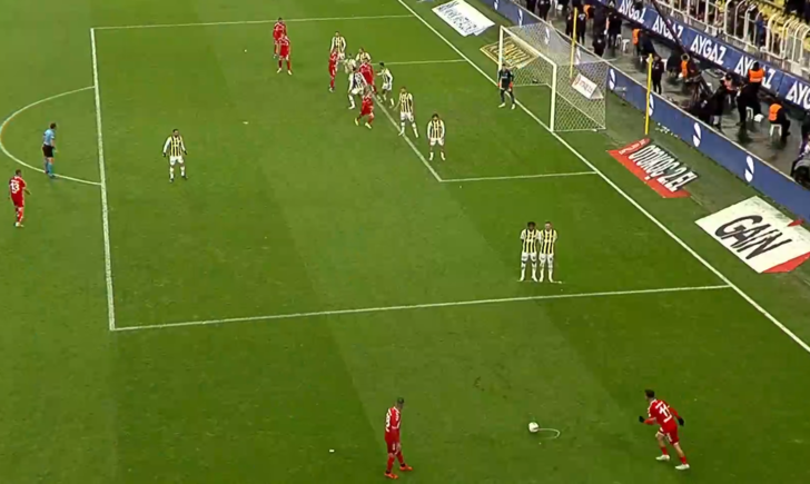 Kadıköy'de ilginç an! Top çizgiyi geçti mi? VAR'a gidip golü verdi... Eski Galatasaraylı Emre Kılınç, Fenerbahçe taraftarını üzdü G1