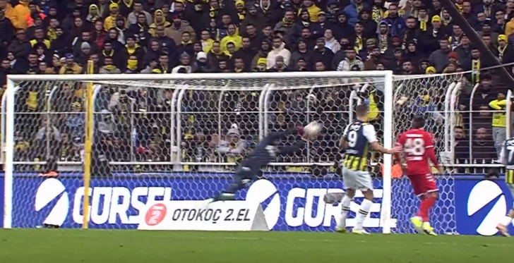 Kadıköy'de ilginç an! Top çizgiyi geçti mi? VAR'a gidip golü verdi... Eski Galatasaraylı Emre Kılınç, Fenerbahçe taraftarını üzdü G3