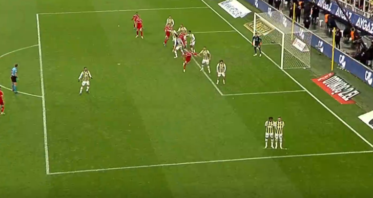 Kadıköy'de ilginç an! Top çizgiyi geçti mi? VAR'a gidip golü verdi... Eski Galatasaraylı Emre Kılınç, Fenerbahçe taraftarını üzdü G4