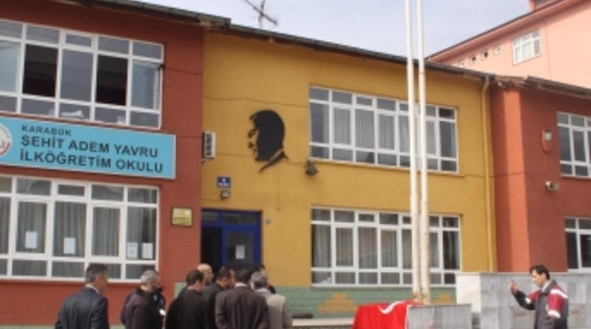 Okulun bah&ccedil;esindeki T&uuml;rk bayrağını indirdiler