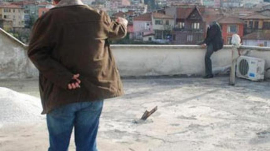 İntihara kalkıştı ama a&ccedil;lıktan bayıldı