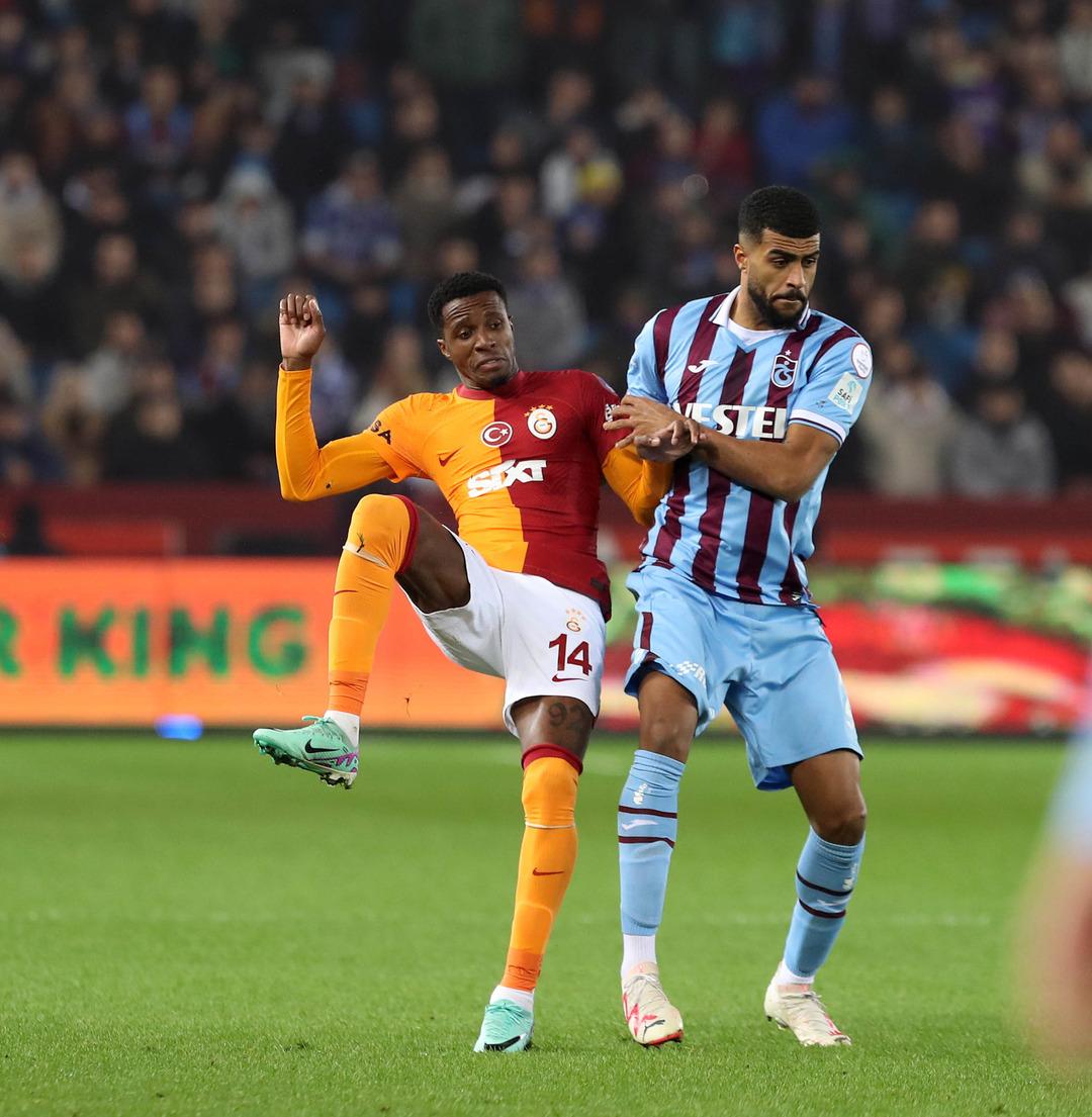 Galatasaray fırsat tepmedi, zirve yarışı kızıştı! Sarı-Kırmızılar Trabzonspor'u deplasmanda 5-1 mağlup etti 18309000-1080xauto