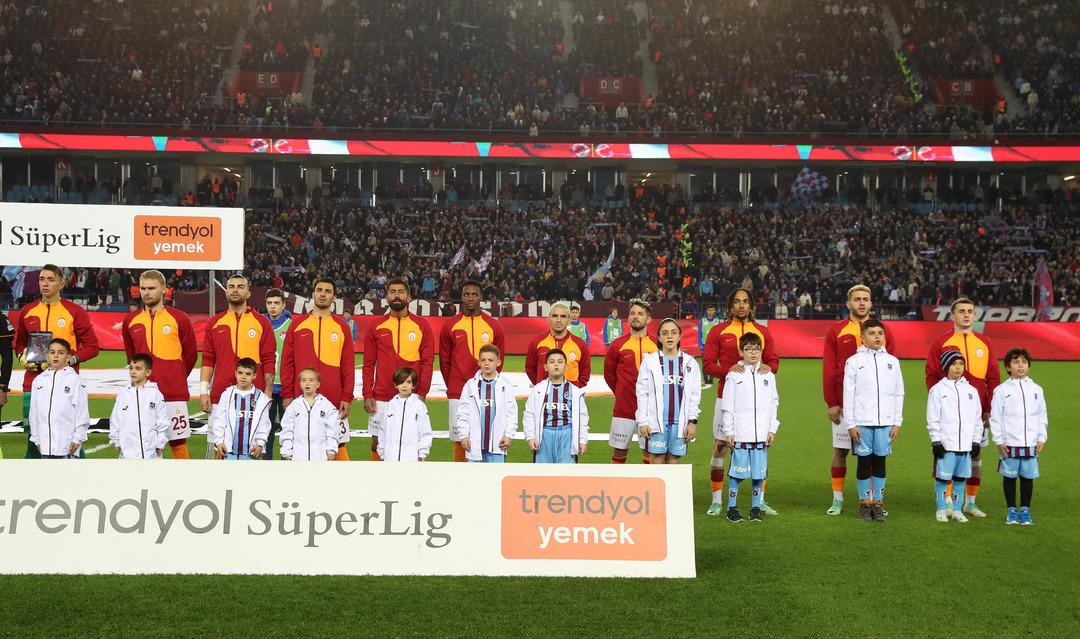 Galatasaray fırsat tepmedi, zirve yarışı kızıştı! Sarı-Kırmızılar Trabzonspor'u deplasmanda 5-1 mağlup etti 18309007-1080xauto