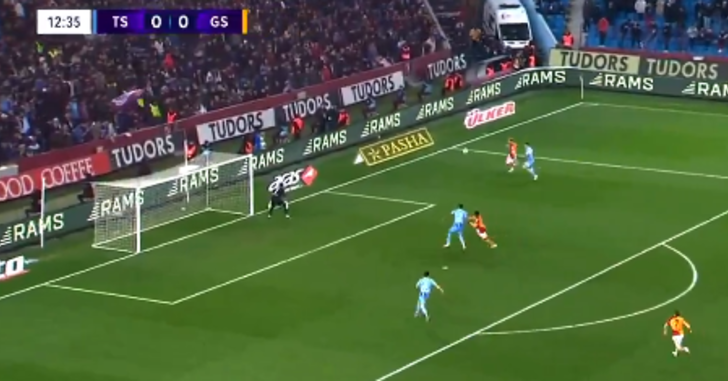 Galatasaray'da Zaha'nın attığı golde büyük tartışma çıktı! Vuruşu yapmadan önce faul var mı? G2