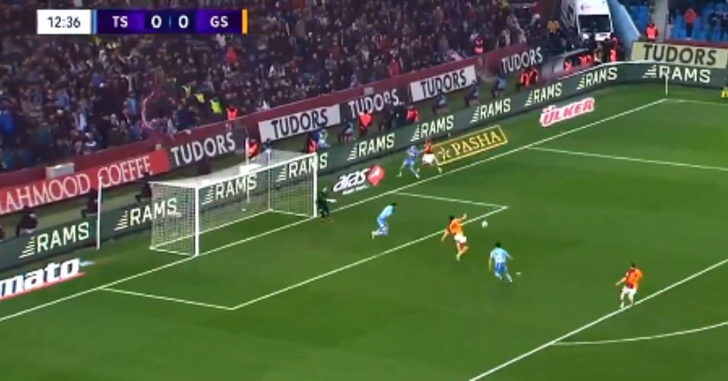 Galatasaray'da Zaha'nın attığı golde büyük tartışma çıktı! Vuruşu yapmadan önce faul var mı? G4