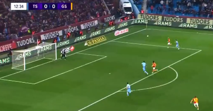 Galatasaray'da Zaha'nın attığı golde büyük tartışma çıktı! Vuruşu yapmadan önce faul var mı? G1